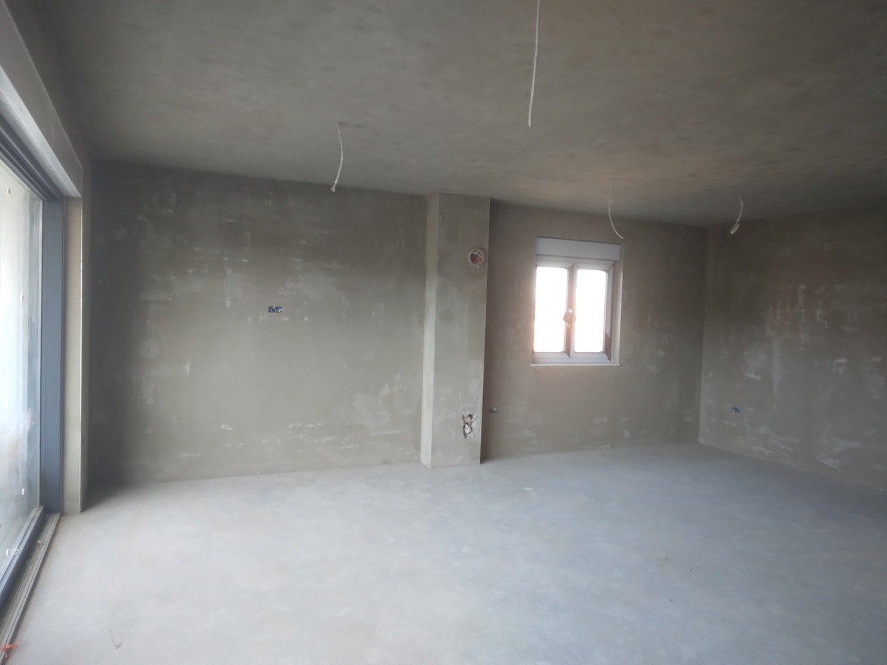 Machine plastering of the interior walls in building 1 (Veli Vrh Kapeleri) has been completed.